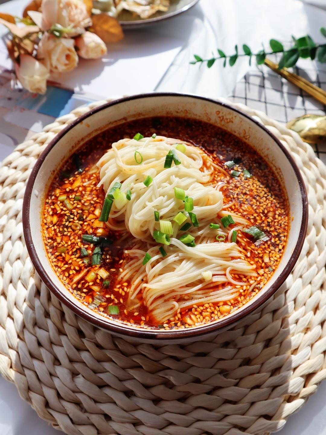 10 分钟快手酸辣汤面❗️酸辣可口还下饭的做法