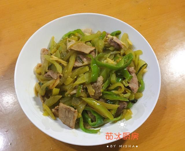 辣椒熏肉炒青番茄，青番茄只要煮熟煮透，包你吃了还想吃😋