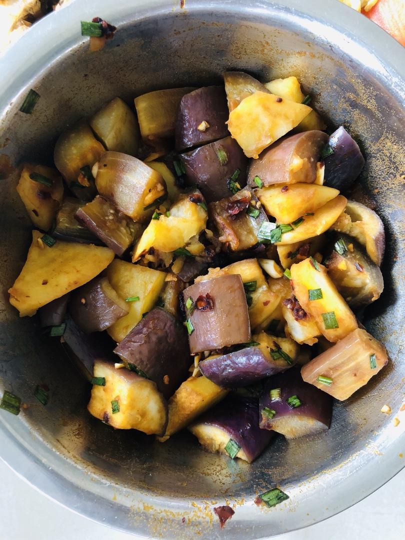 厨师长教你：“茄子拌土豆”的家常做法，味道很赞，先收藏起来
