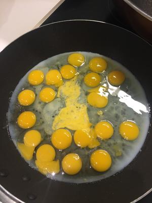 煎鹌鹑蛋的做法 步骤1