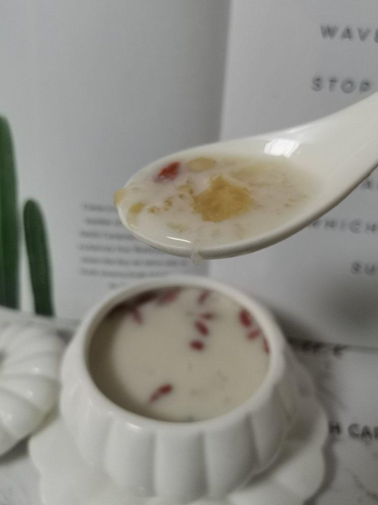 桃胶雪燕皂角米炖牛奶