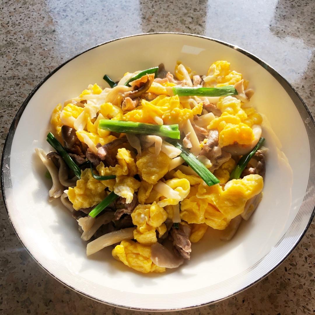 平菇青椒炒鸡蛋 好吃又营养的超快手家常菜