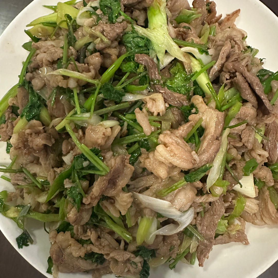 洋葱香菜爆羊肉片，媲美饭店的铁板羊肉，简单零失手～
