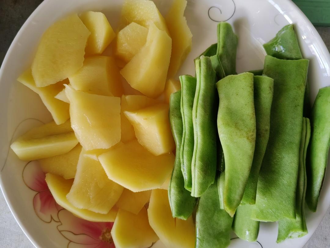 家常土豆炖豆角
