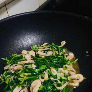 韭菜炒小河虾的做法 步骤4