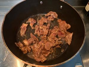 百合炒肉的做法 步骤3