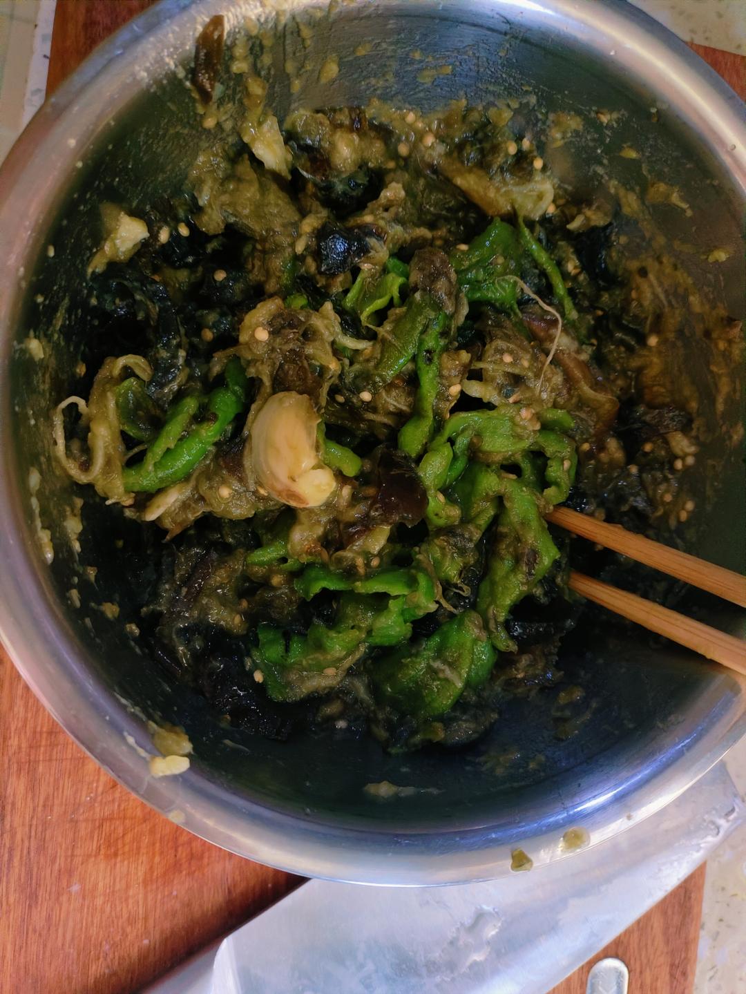 不要被它的外表吓到，吃一口会让你念念不忘辣椒擂皮蛋茄子