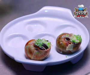 【姐姐好饿】第八期天菜男神刘烨菜谱：法式焗烤蜗牛的做法 步骤5