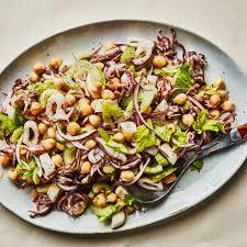 鱿鱼、野菊苣和鹰嘴豆沙拉配柠檬大蒜汁 Salad of Squid, Wild Chicory, and Chickpeas with Lemon–Garlic Sauce