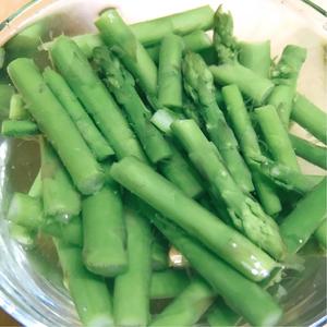【樉樉的小厨房】颜色翠绿引人食欲法式芦笋浓汤 小美版的做法 步骤3