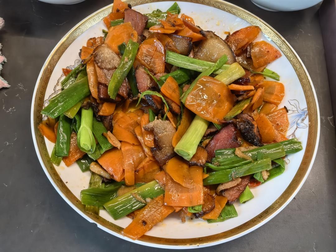 香脆下饭的胡萝卜炒腊肉
