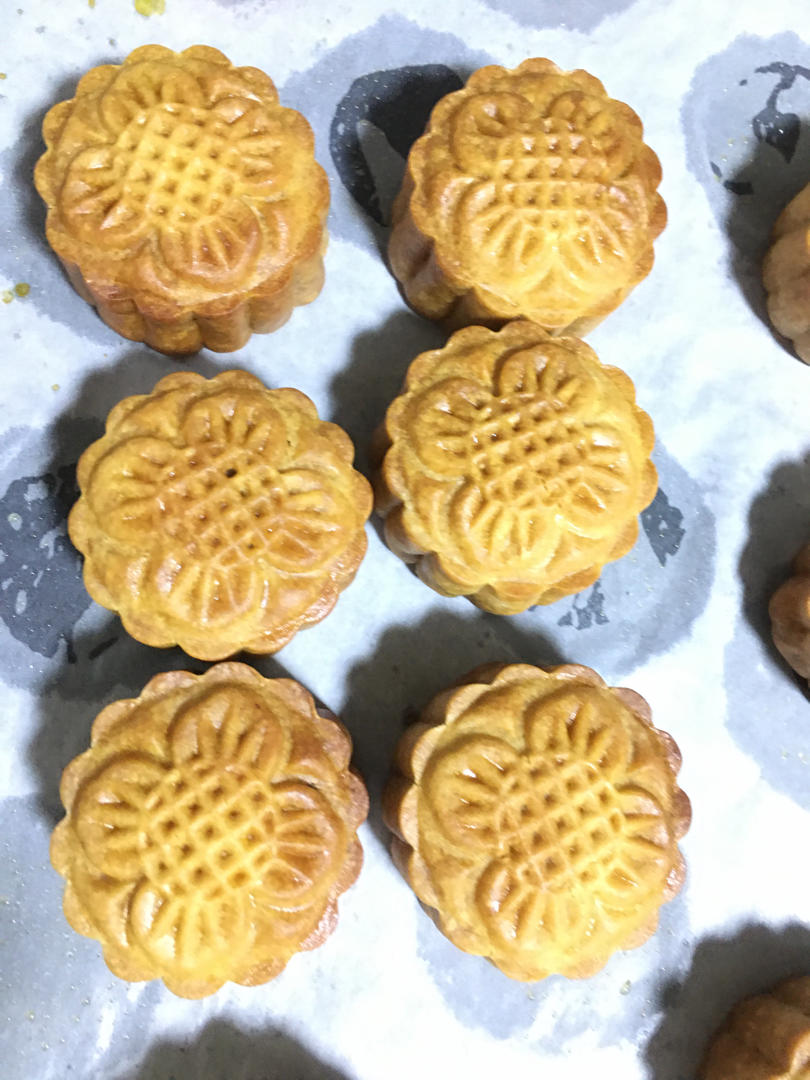 蛋黄肉松月饼(隔夜回油)