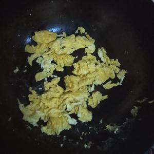 圆椒炒鸡蛋的做法 步骤3