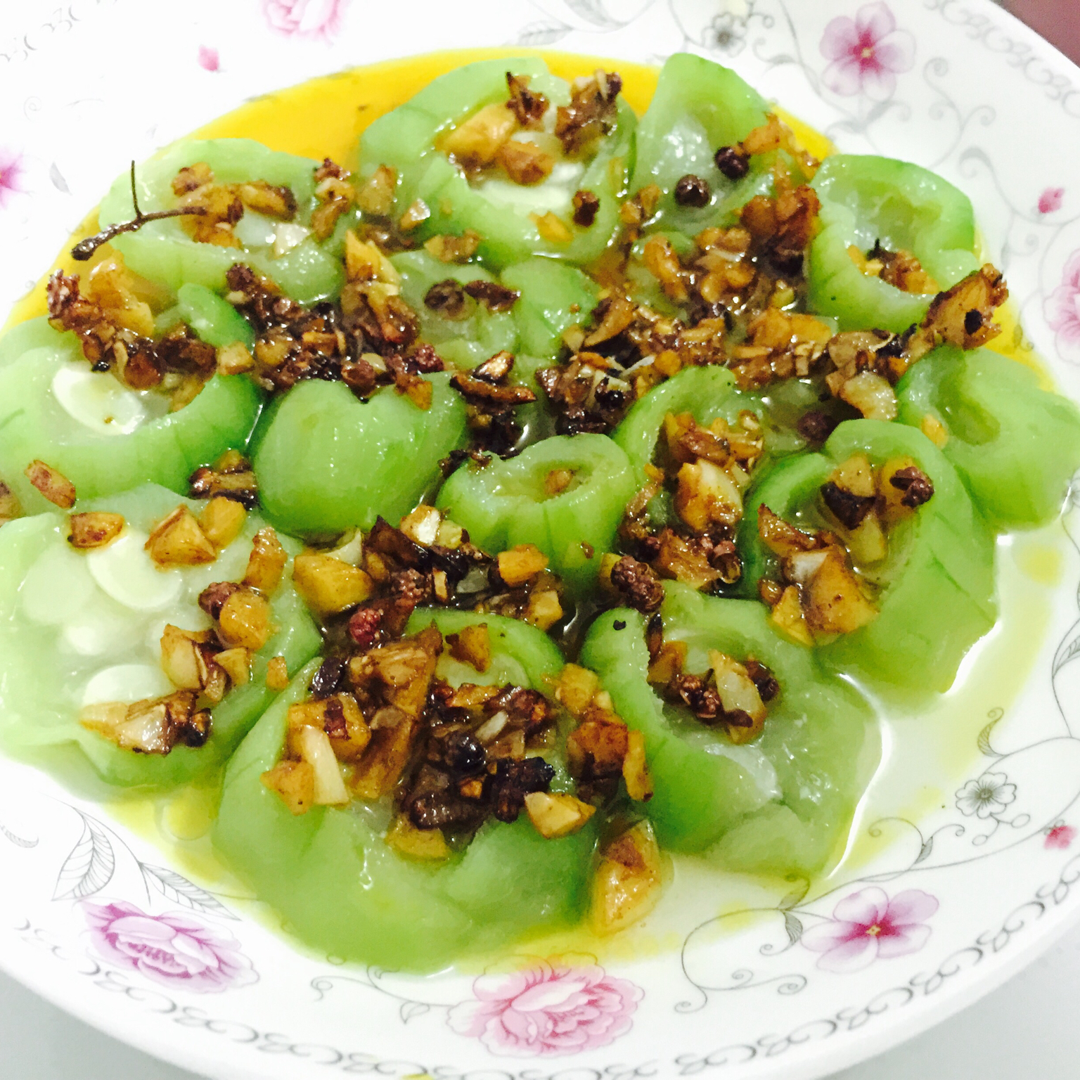 只需要五分钟就可以的美味蒜蓉蒸丝瓜