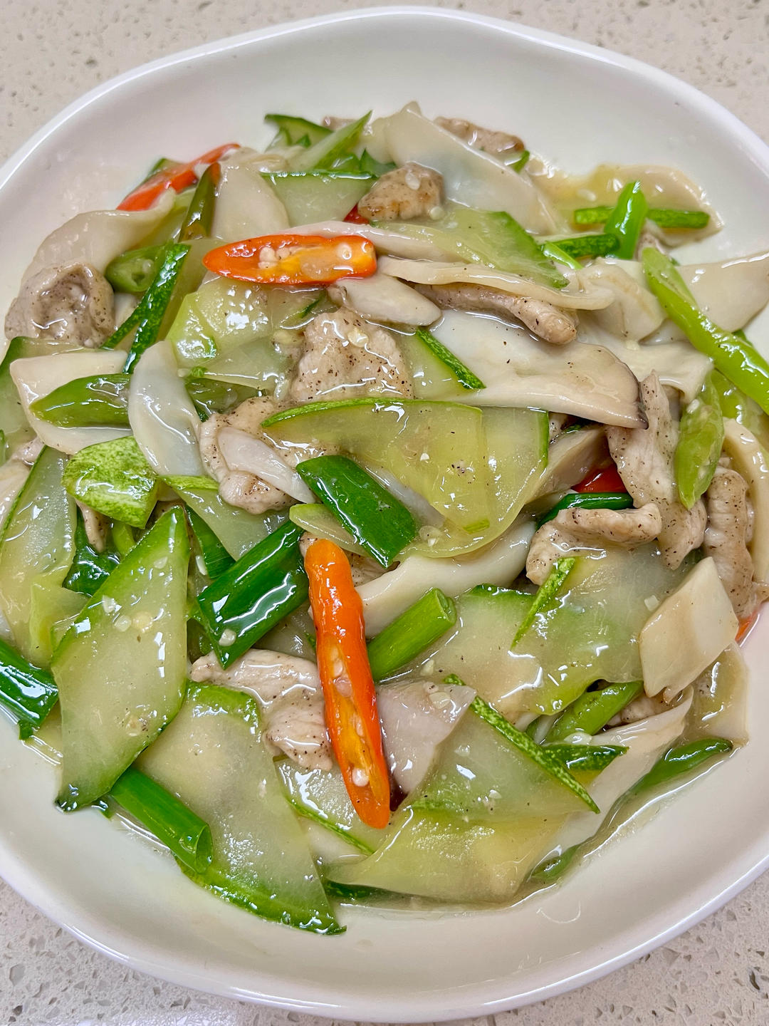 黄瓜杏鲍菇炒肉，清爽开胃