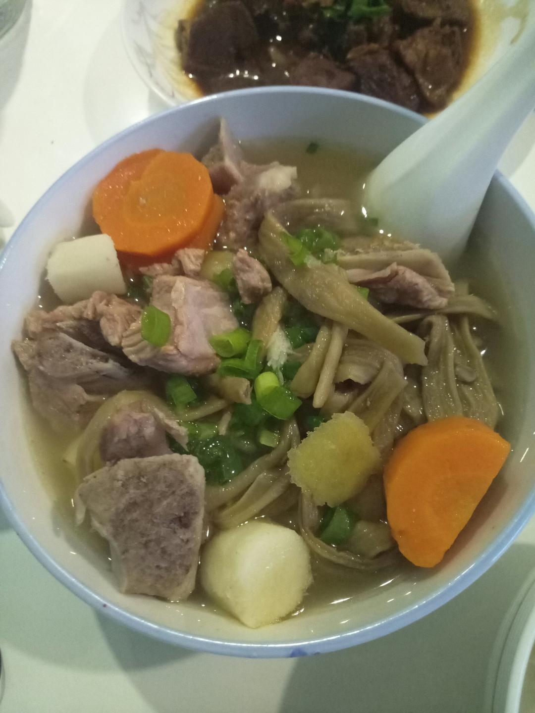 胡萝卜玉米排骨汤
