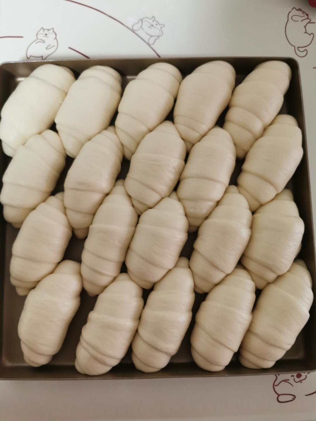 又香又软又拉丝，咬一口奶香十足！超治愈的淡奶油波兰种小餐包