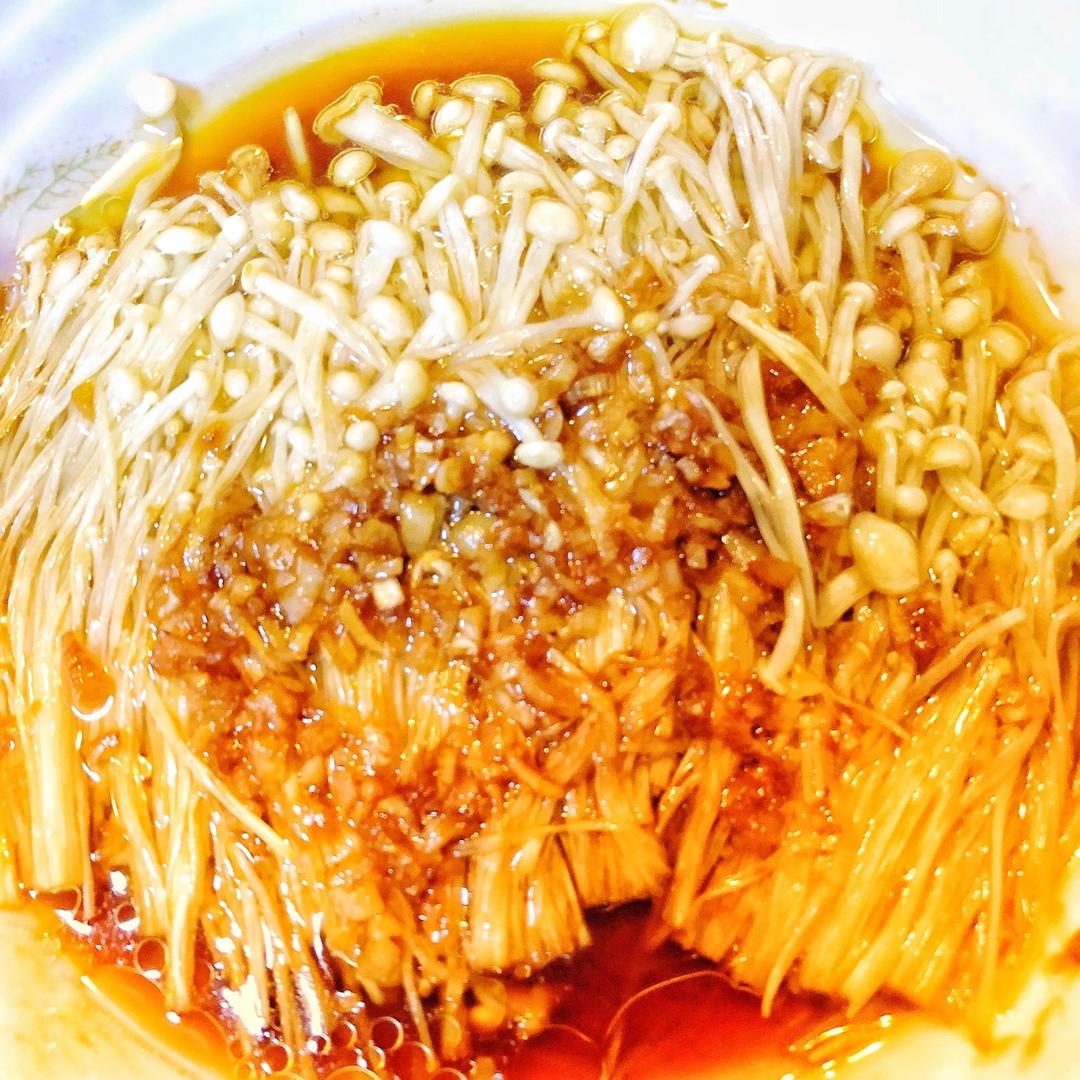 小蚂蚁的翅膀做的蒜蓉蒸金针菇