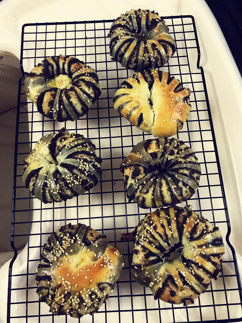 松软可口的红豆沙面包卷