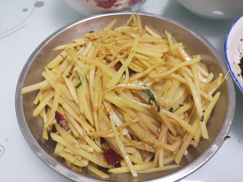 厨师长教你：“炝炒土豆丝”的家常做法，口感爽脆