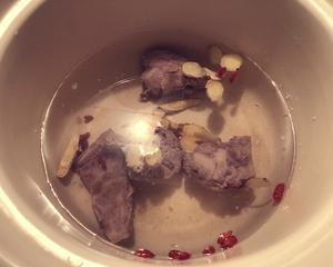 超补血的猪骨海带汤的做法 步骤1