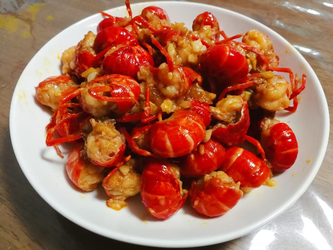 厨师长教你："蒜蓉小龙虾"的家常做法，蒜香浓郁，唇齿留香