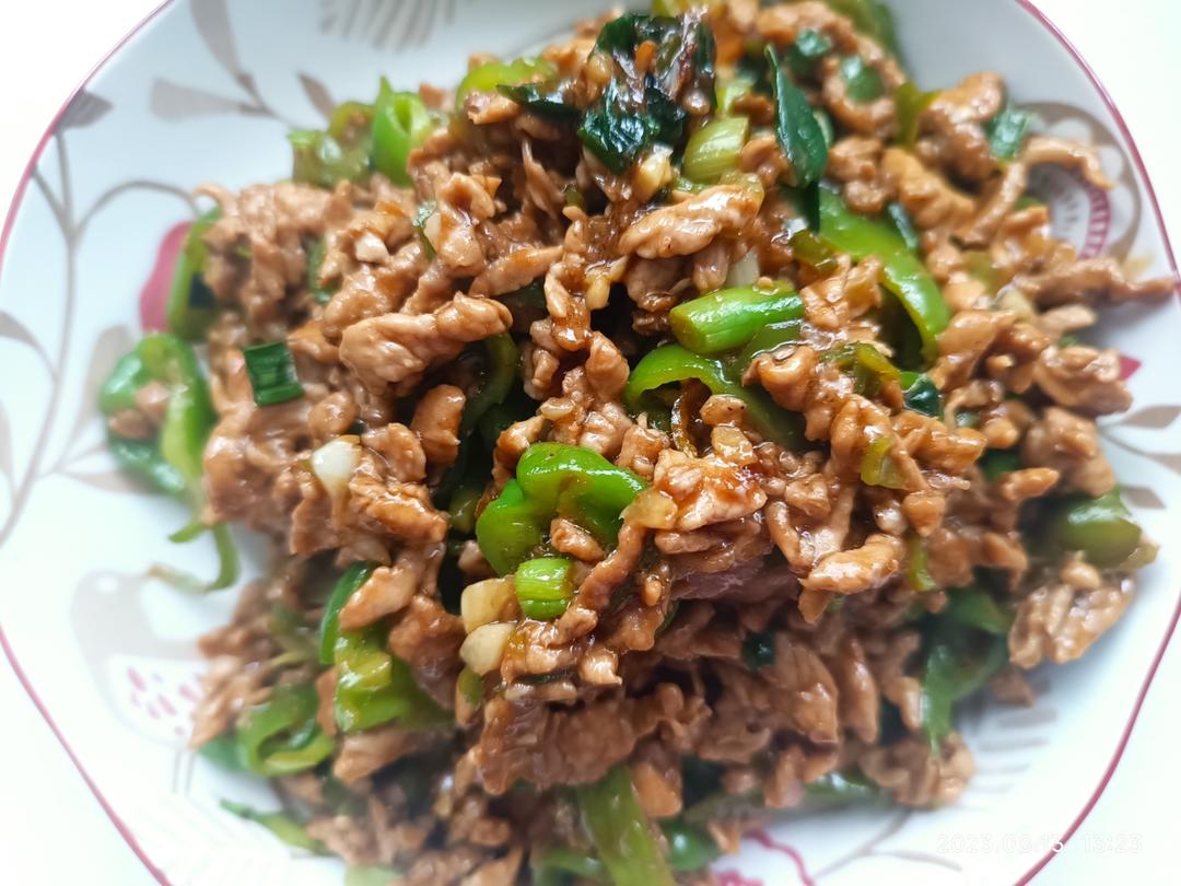 青椒肉丝，这样炒太好吃了。