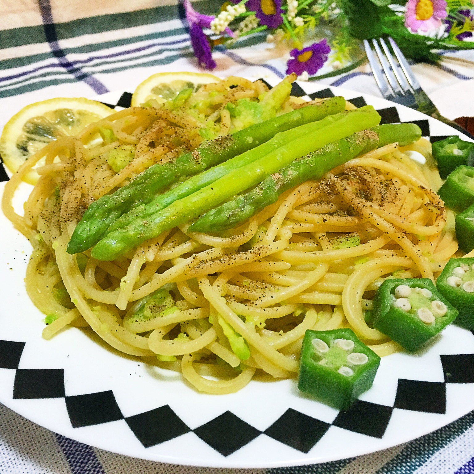 牛油果芦笋意面（Spaghetti with Avocado and Asparagus）