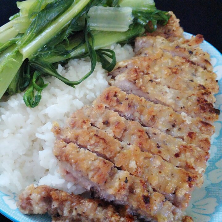 日式猪排饭配味噌汤