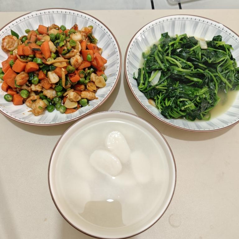 青豆，胡萝卜，玉米炒虾仁。