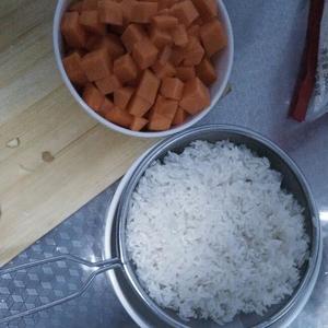 电饭锅土豆胡萝卜肉丝焖饭的做法 步骤1