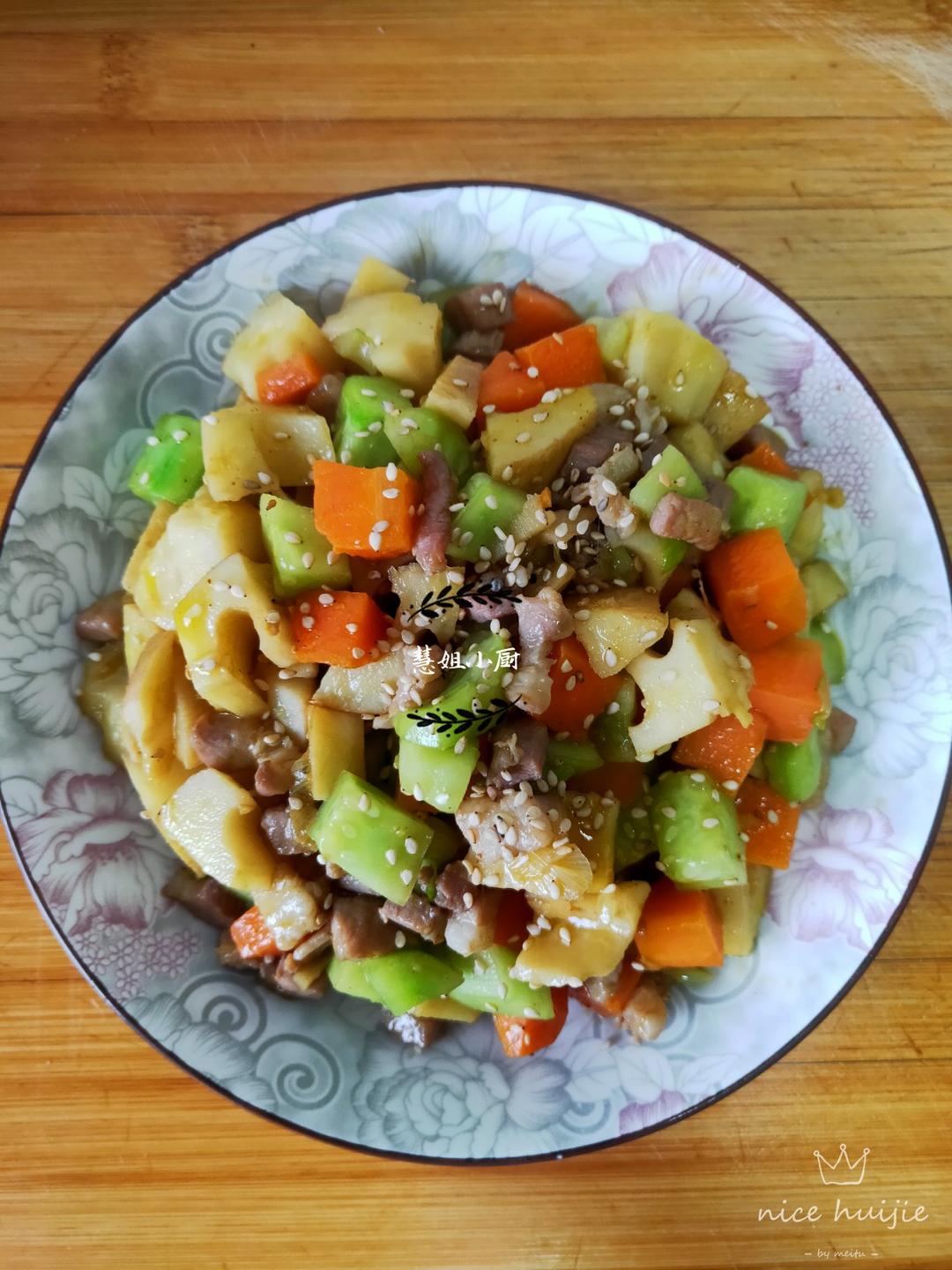 秋季必备！藕丁炒五花肉