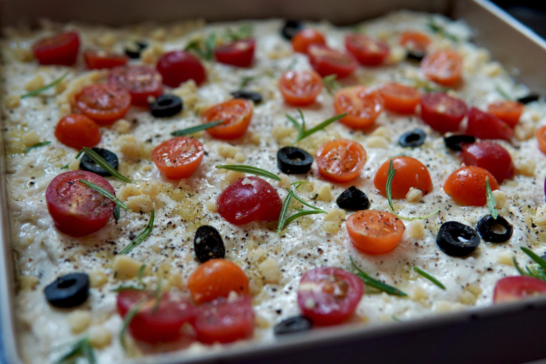 迷迭香番茄青豆佛卡夏Focaccia layered with rosemary tomatoes&peas——北鼎烤箱食谱
