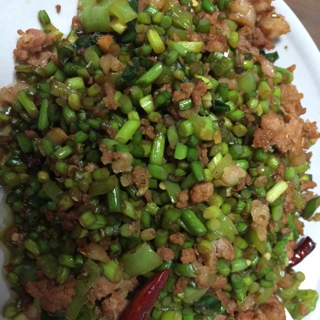 小丹卡做的肉碎蒜苔粒