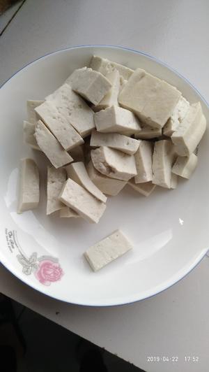 大肠炖豆腐，童年回忆，喝汤吃肉的满足感的做法 步骤1