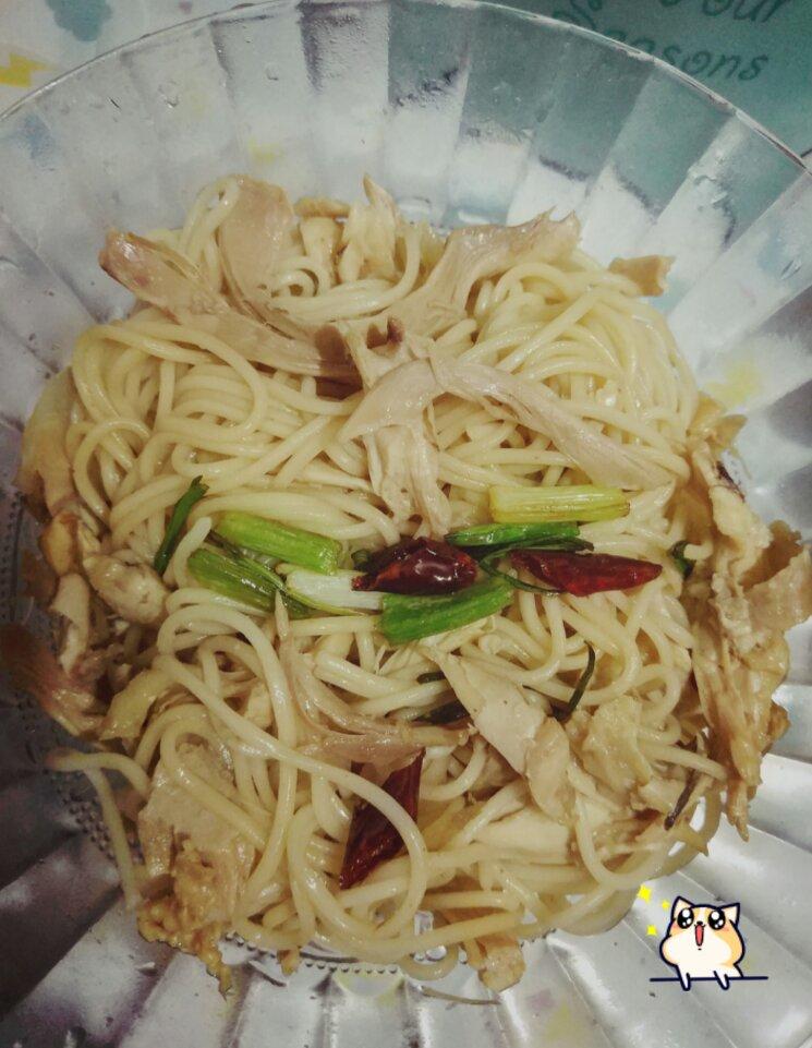 葱油鸡丝拌面