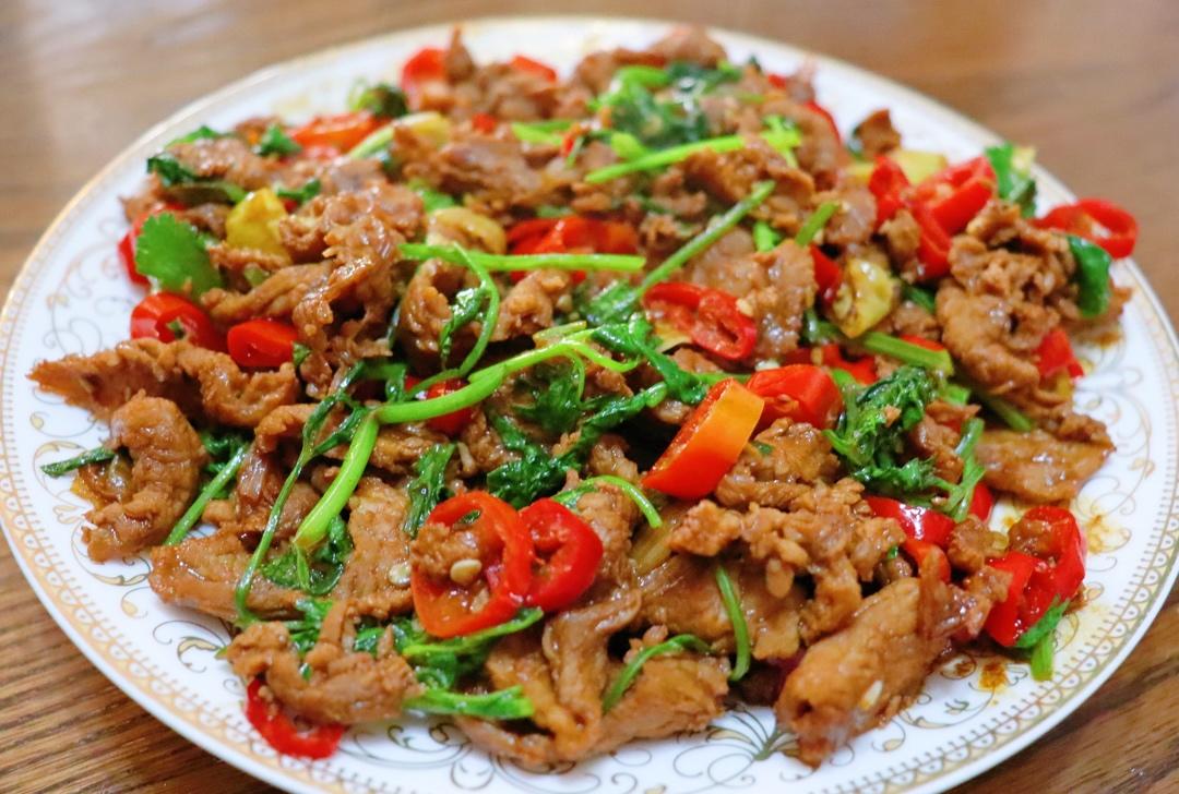 〈小炒黄牛肉〉，这个太好吃了。欣小厨 😉
