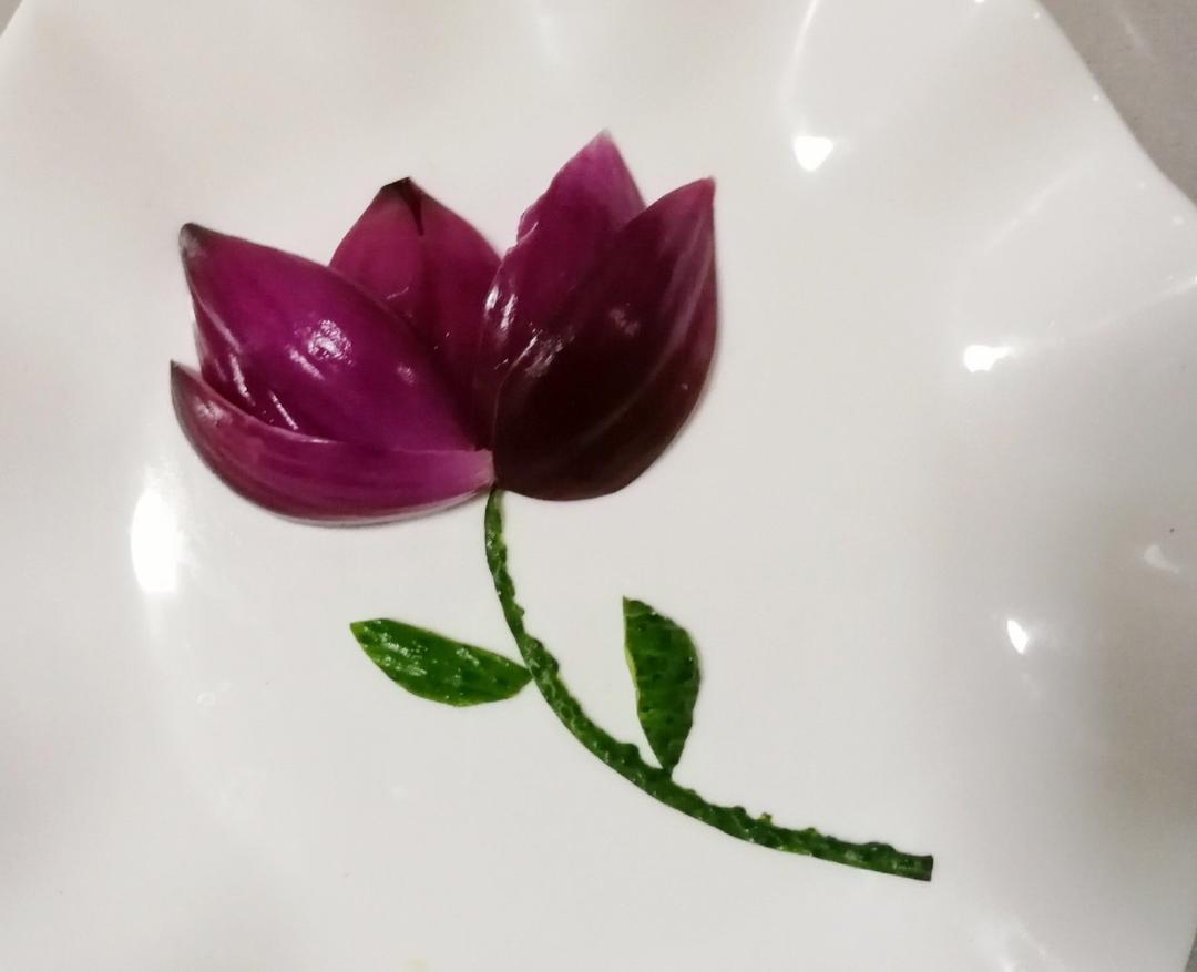 蓝朵儿tb做的简单美丽的盘饰9冷拼洋葱荷花