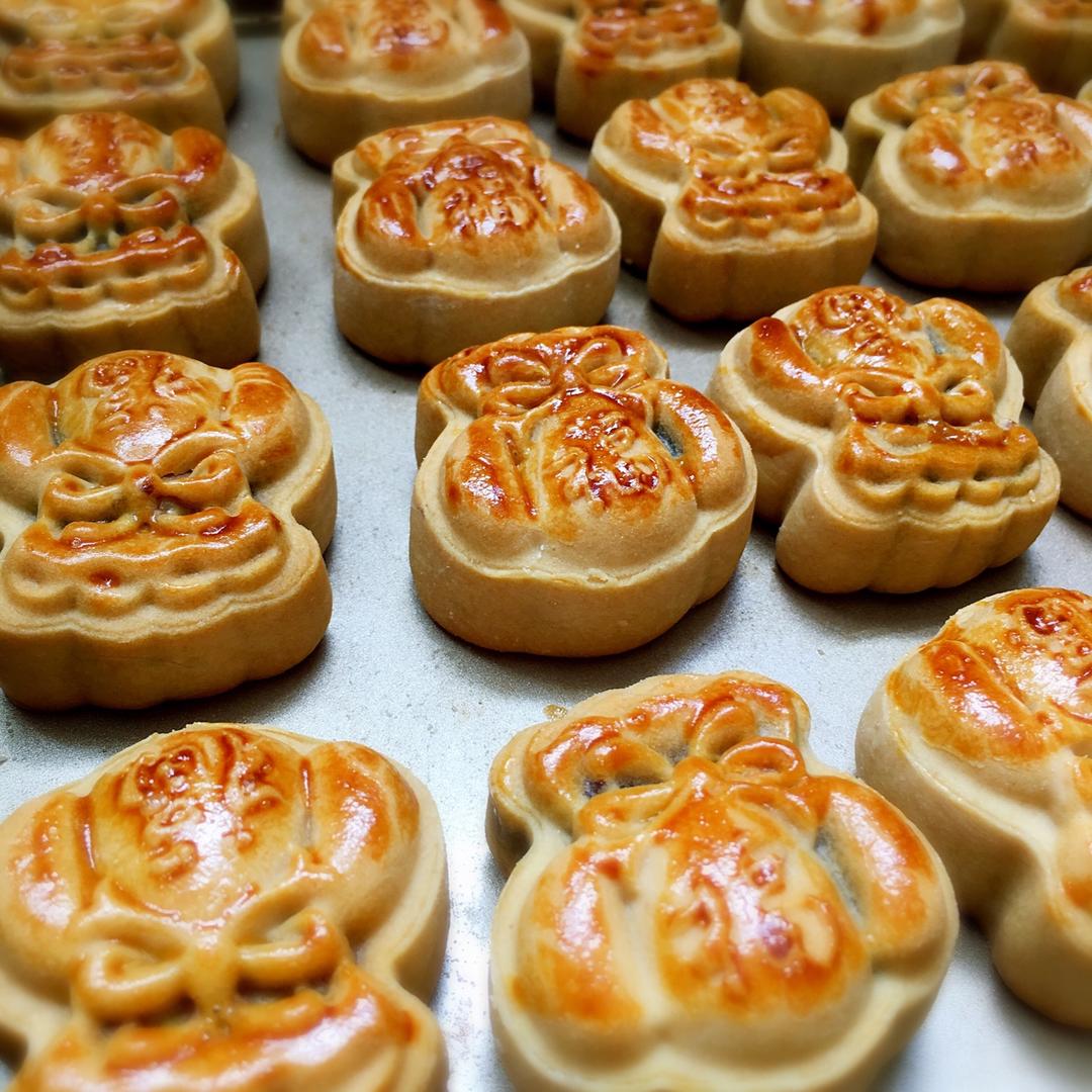 新派五仁月饼：黑芝麻蓉坚果月饼