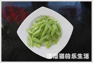 芹菜肉片炒海蘑菇的做法 步骤2