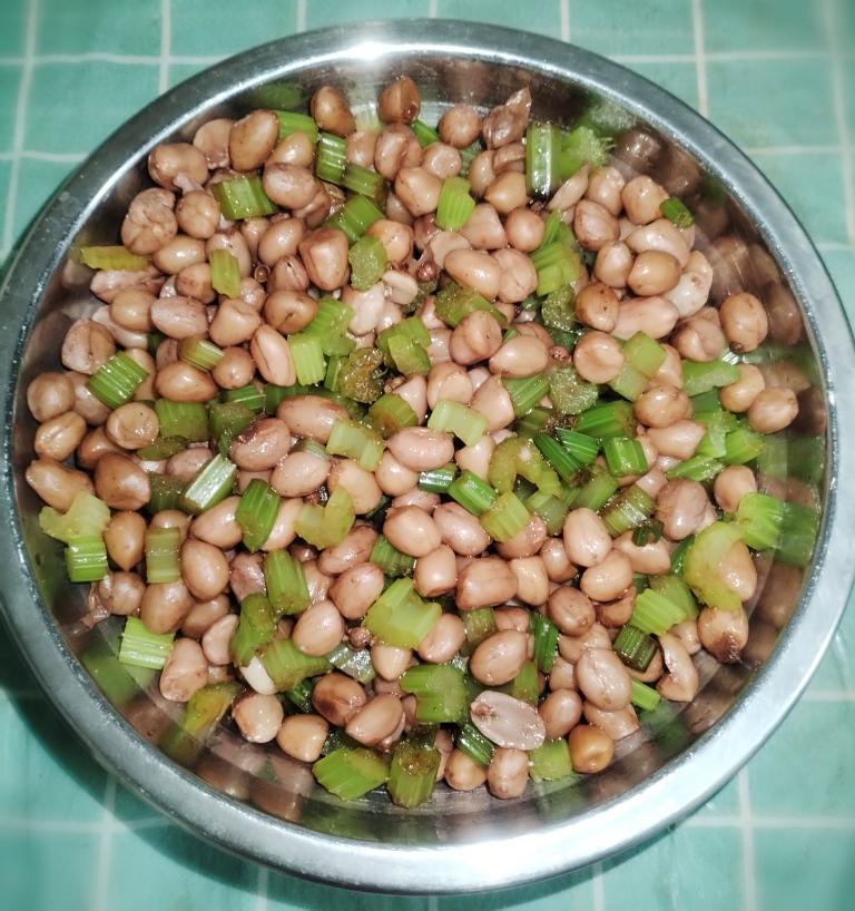 凉拌芹菜花生米