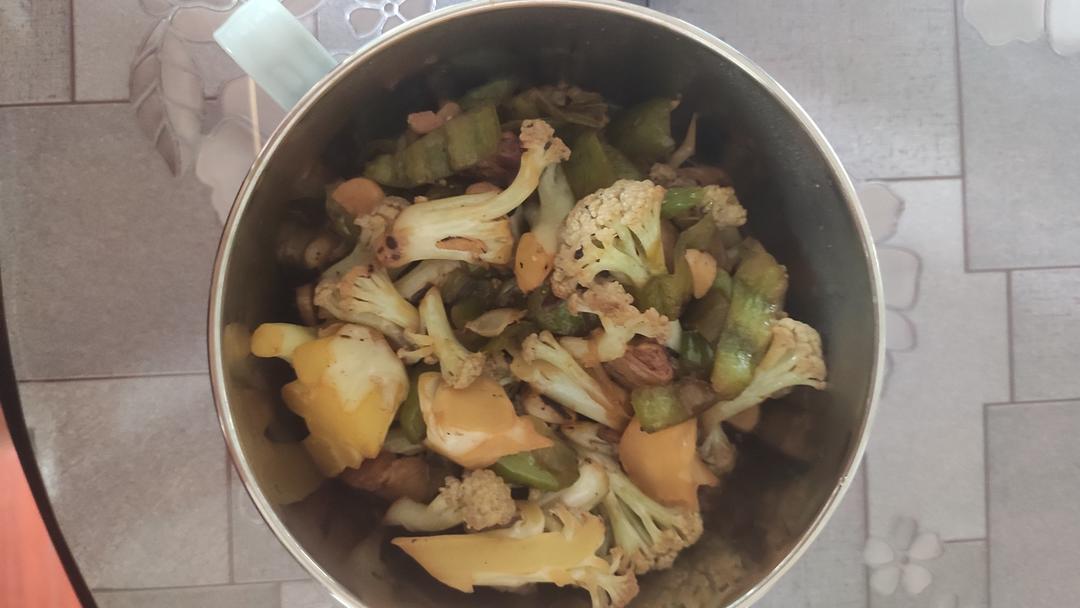五花肉炒花菜