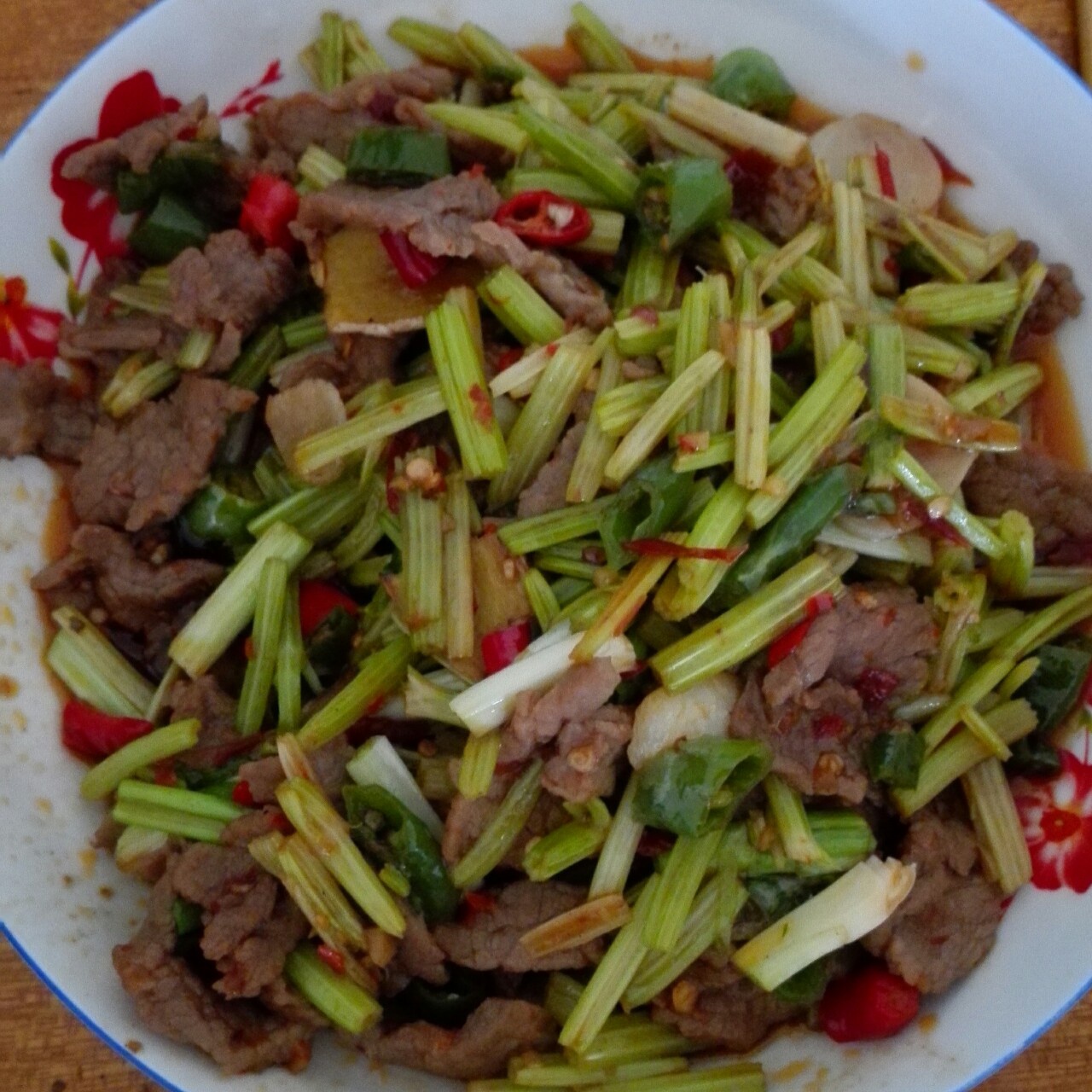 湘菜口味的芹菜炒牛肉