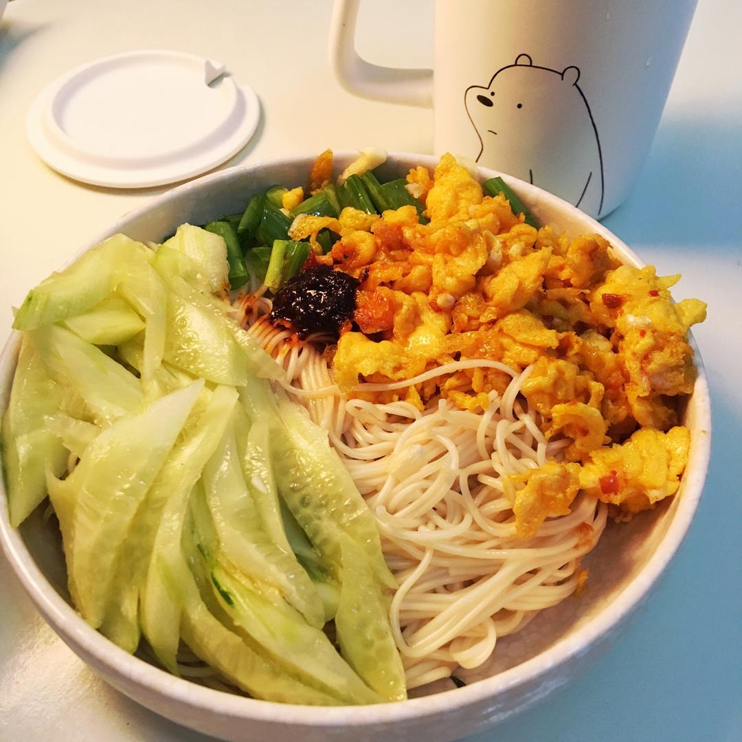 吧唧吧唧一口做的酱鸡蛋拌面