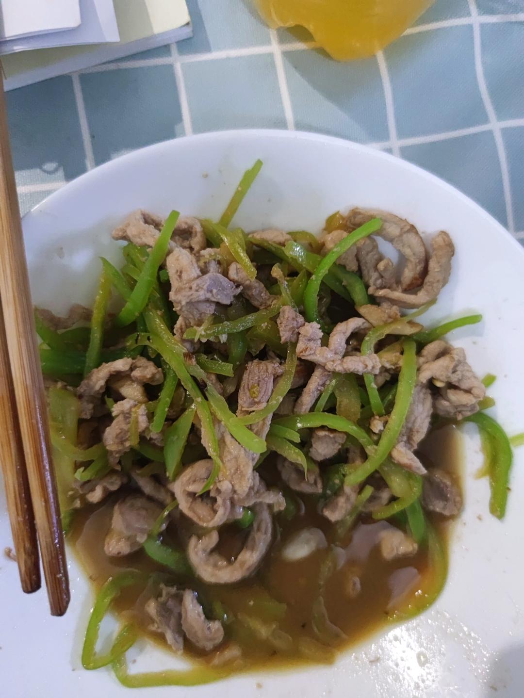 经典的家常菜，青椒炒肉丝，简单的食材也能做出如此美味