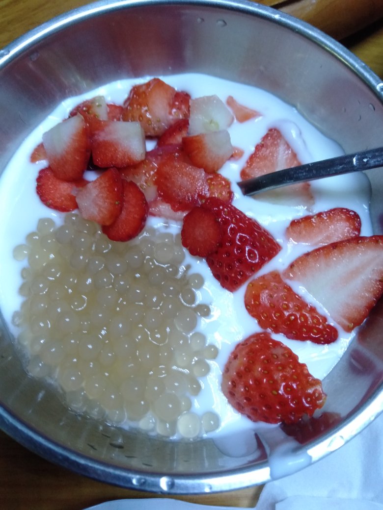 草莓西米酸奶拌