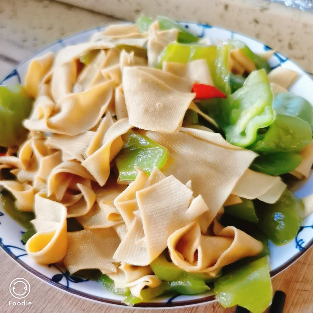 每天都要吃豆制品~尖椒干豆皮
