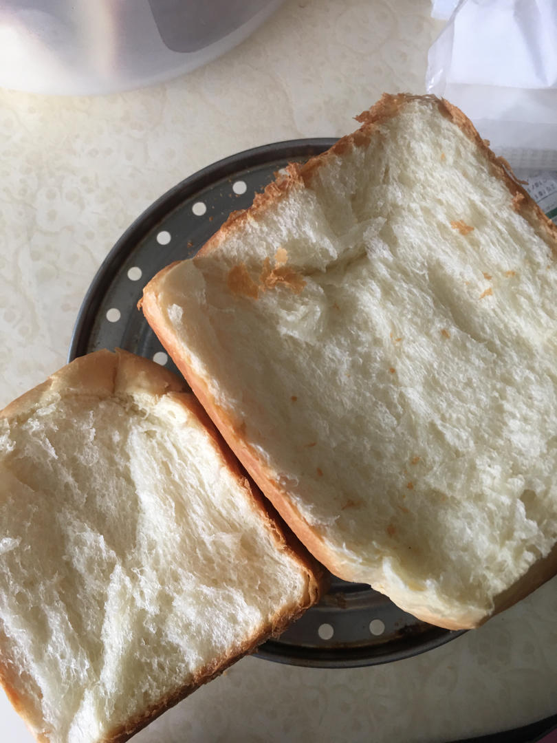 浓香淡奶油吐司强烈推荐！爱长个儿的软胖子，看它在烤箱里疯长心理极度舒适