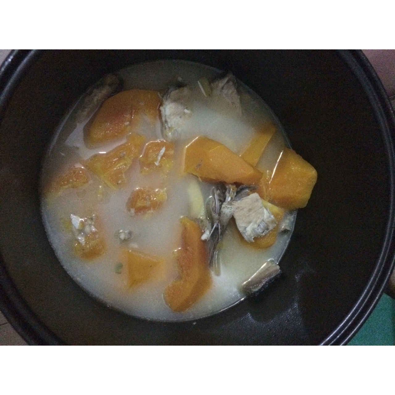 广东煲汤-鲫鱼木瓜汤
