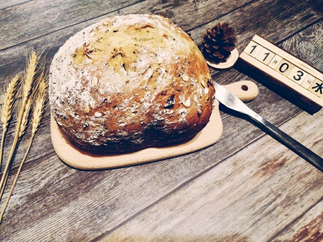 黑麦红枣核桃黑芝麻软欧面包